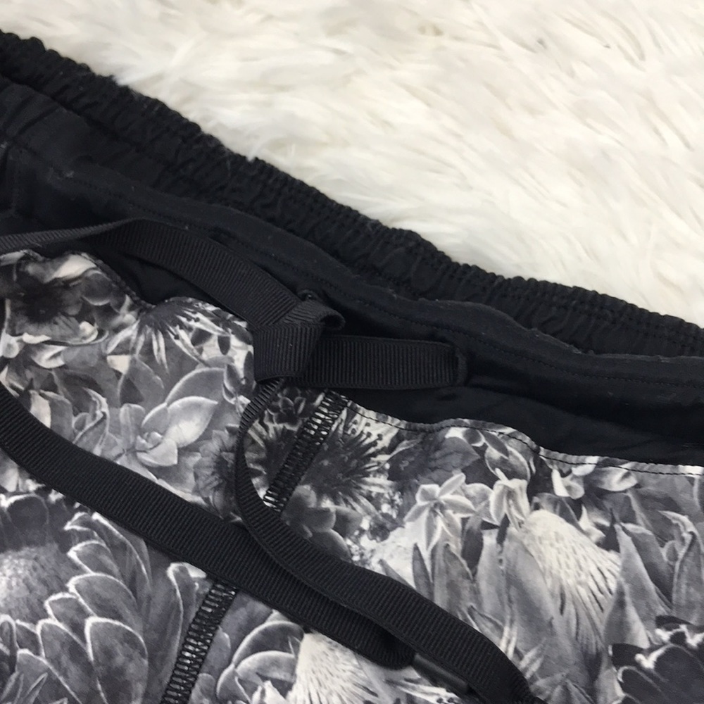 Lululemon Hotty Hot Short Flowabunga Black Angel - Picture 2 of 10